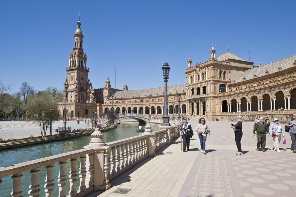 1. Plaza de Espana, Španija Gre za trg v Seviliji, ki ga mnogi opisujejo kot 'spektakel svetlobe in veličastnosti'. Njegova …