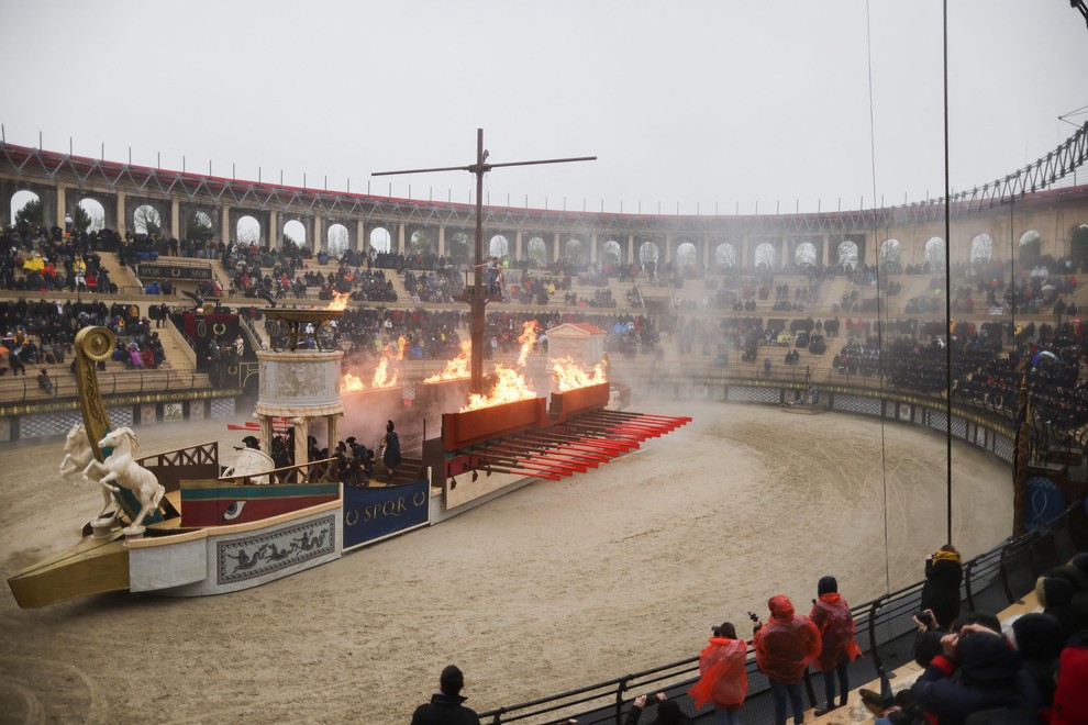 3. Puy du Fou, Francija Puy du Fou je zgodovinski tematski park v zahodni Franciji. "Super", "čudovito", "čarobno", "izjemno" so …