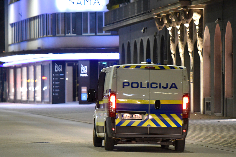 Policija Išče moškega, ki je z nožem ropal v centru Ljubljane (imamo njegov opis) (foto: Žiga Živulovič jr./Bobo)