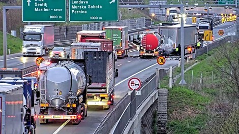 Začetek tedna so obeležili zastoji: zaprta obvoznica v mesto, gneča že na avtocesti