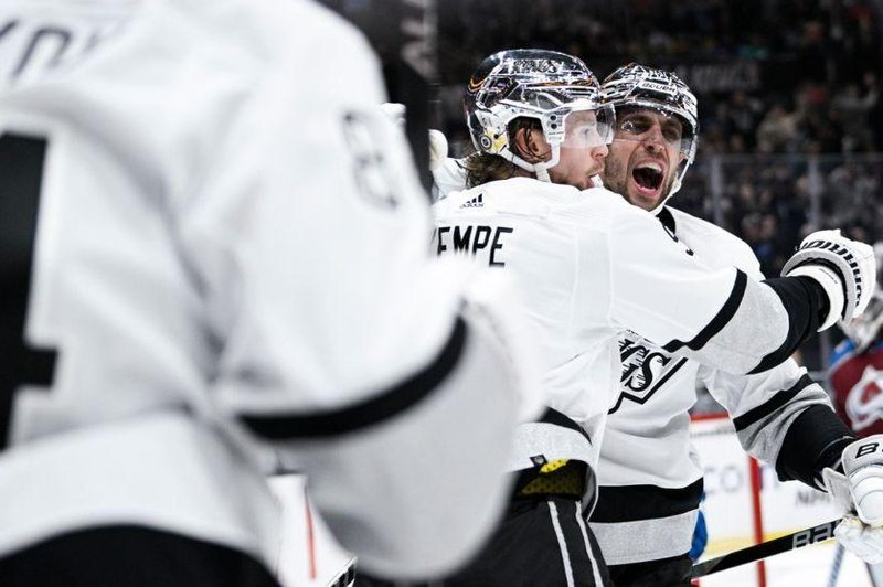 Luka Dončić že uživa na dopustu, Anže Kopitar pa blesti na začetku končnice v ligi NHL (poglejte, kako je prehitel sireno) (foto: Profimedia)