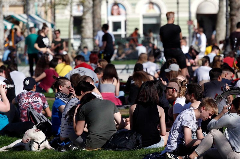 Intenziven vonj sredi Ljubljane: več sto ljudi se je zbralo ob prazniku konoplje (FOTO) (foto: Borut Živulovič/Bobo)