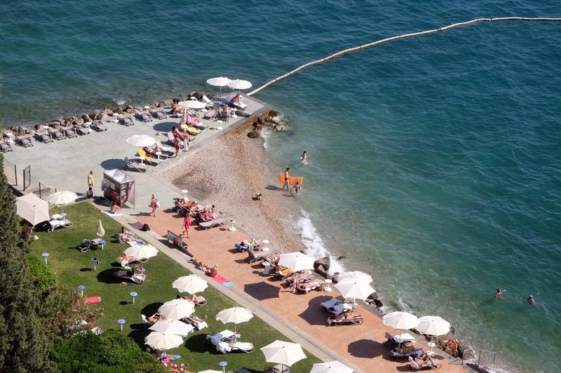 Nepozornost jih je drago stala: nočno kopanje na portoroški plaži pokvarili tatovi (foto: Profimedia)