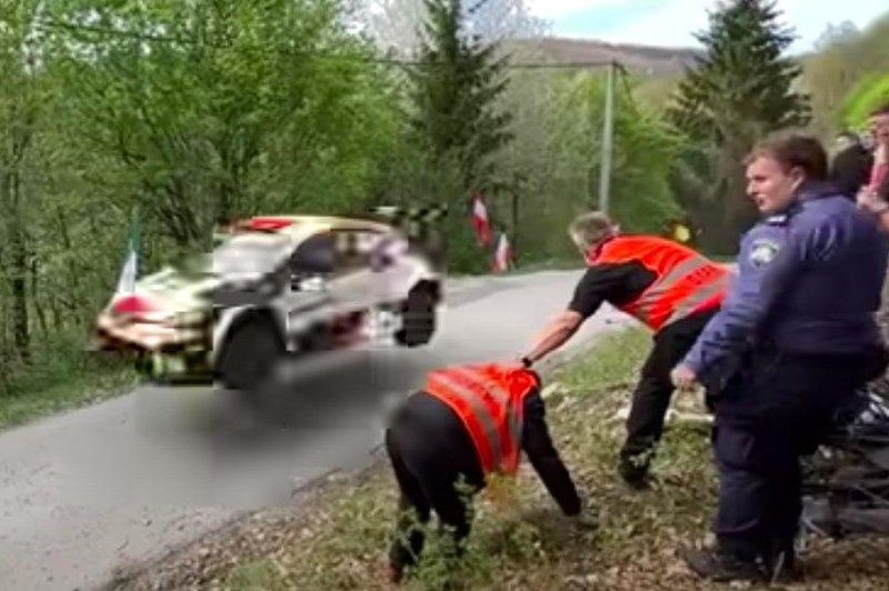 VIDEO: Na hrvaškem reliju so se mlatili kar sredi ceste, vpleteni tudi Slovenci ... (čez nekaj sekund je po zraku priletel avto) (foto: YouTube/GK/posnetek zaslona)