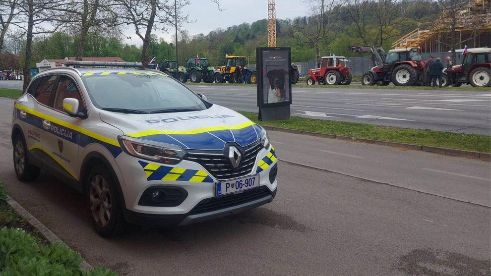 Policisti so opozorili, da je zaradi shoda v Ljubljani močno zgoščen promet in nastajajo daljši zastoji. Vsem prebivalcem potovanje v …