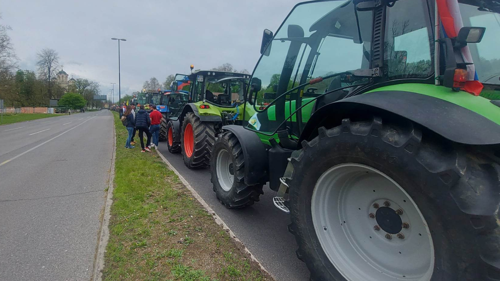 "Danes smo tukaj, ker želimo ohraniti svojo pravico do kmetovanja. Zahtevamo vzdržne pogoje za delo in politiko, ki bo pravična," …