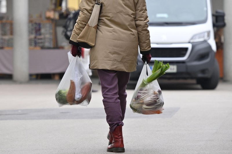 Draginja v Sloveniji kaže vse bolj ostre zobe: poglejte, kaj se je letos najbolj podražilo (foto: Žiga Živulović j.r./Bobo)