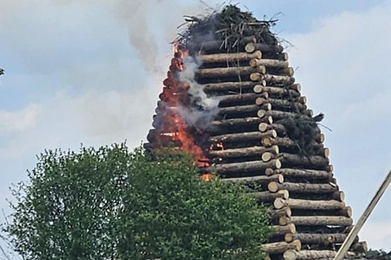 Nepridipravi podkurili Ptujčanom: od pripravljenega kresa ostalo bore malo (FOTO) (foto: Facebook/Nuška Gajšek)