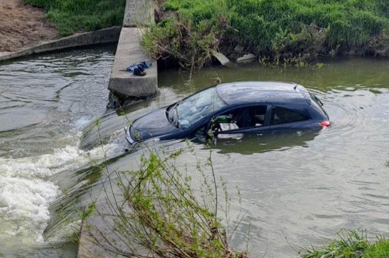 Skočili v deročo vodo in rešili 81-letnega ponesrečenca iz vozila (foto: Robert Bombek)