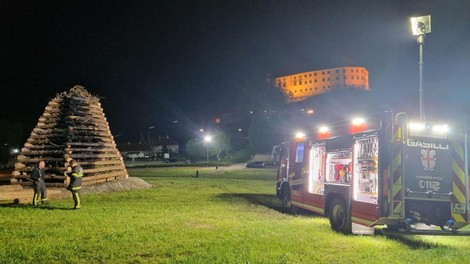 "Zdaj pridite, če si upate!" Poglejte, kako po požigalski akciji varujejo veličasten kres na Ptuju (FOTO)