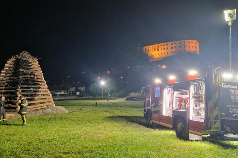 "Zdaj pridite, če si upate!" Poglejte, kako po požigalski akciji varujejo veličasten kres na Ptuju (FOTO) (foto: Facebook/Prostovoljno gasilsko društvo Turnišče Ptuj)