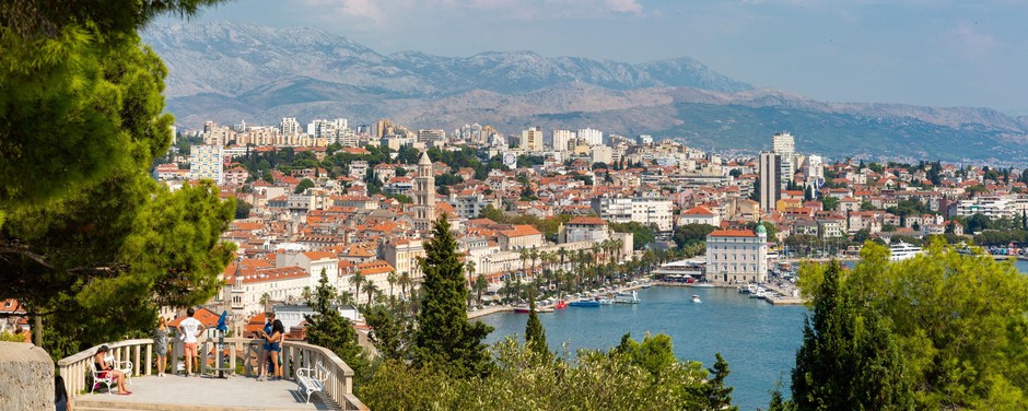 Split, Hrvaška Tudi to priljubljeno hrvaško mesto naj bi bilo eno izmed najcenejših krajev za upokojence. Zgodovinsko bogato mesto, kljub …