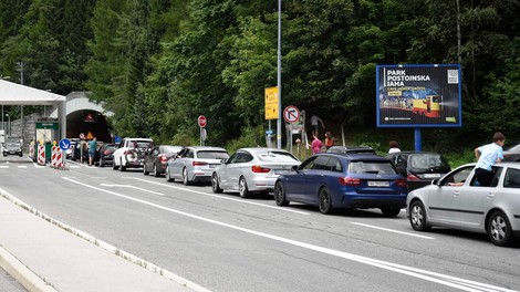 Prvomajske počitnice se počasi končujejo: na slovenskih cestah so že dolge kolone