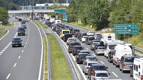 Pozor, previdno na poti! Ob koncu praznikov na slovenskih cestah gneča in zastoji