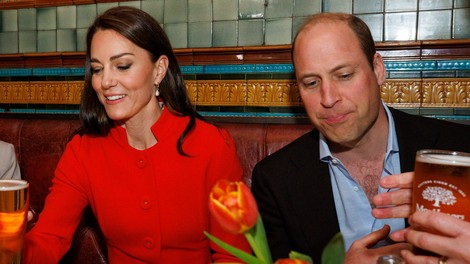 FOTO: William in Kate pred kronanjem novega kralja zavila v pub