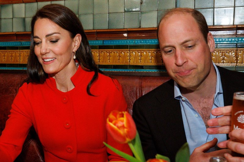 FOTO: William in Kate pred kronanjem novega kralja zavila v pub (foto: Profimedia)