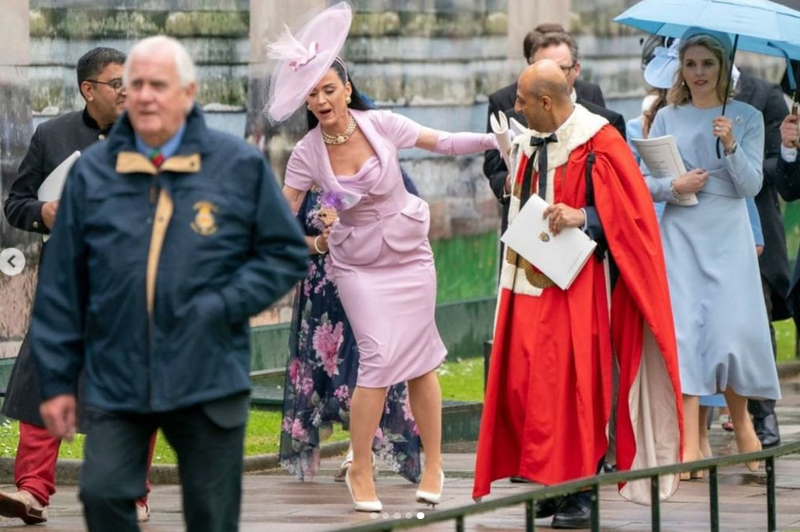 Zelo neroden posnetek Katy Perry s kronanja je že spletna uspešnica (foto: Instagram/leakattycat)