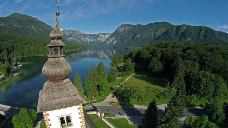 Mit ali resnica: na dnu Bohinjskega jezera še danes leži vlak?