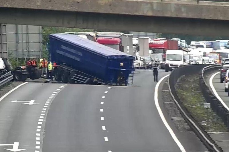 Kaos na slovenskih cestah: zaprti tako primorska avtocesta kot tudi vipavska hitra cesta (poglejte, kaj se dogaja) (foto: Promet.si)