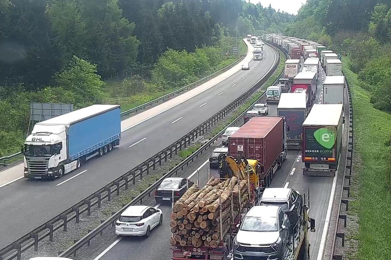 Tovornjakarji prekršili predpise in na primorski avtocesti povzročili kolaps (FOTO) (foto: Promet.si)