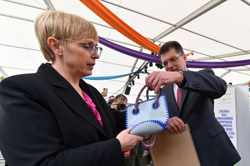 Trajnostna torbica slovenske organizacije Smetumet, narejena iz odpadnih materialov. (foto: Žiga Živulovič jr./Bobo)