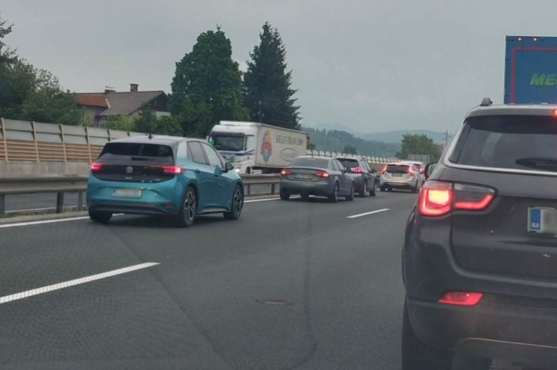 Prometna nesreča povzročila pravo zmedo na cesti: mnogi bodo zamudili v službo (foto: Uredništvo)