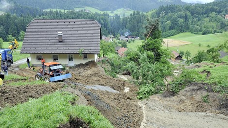 Zemeljski plaz družini poškodoval hišo