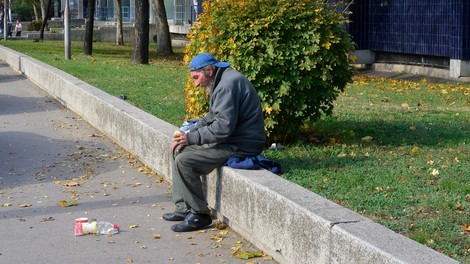 Brezdomec poskrbel, da v ljubljanski parkirni hiši ni več vandalizma: "Ljudje hodijo mimo, dokler od nas nečesa ne potrebujejo"