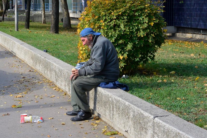 Brezdomec poskrbel, da v ljubljanski parkirni hiši ni več vandalizma: "Ljudje hodijo mimo, dokler od nas nečesa ne potrebujejo" (foto: Borut Živulovič/Bobo)