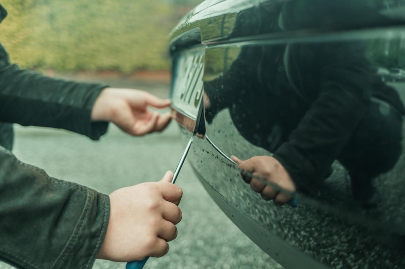 Ukradli so ji registrsko tablico, posledično je ostala tudi brez vinjete: DARS ji je obrnil hrbet (denarja za vinjeto ji nočejo povrniti) (foto: Profimedia)