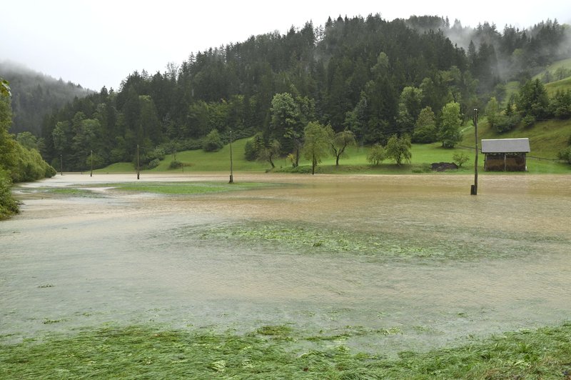 Zaradi dežja izdali rdeče opozorilo: tukaj bo najhuje (foto: Bobo)