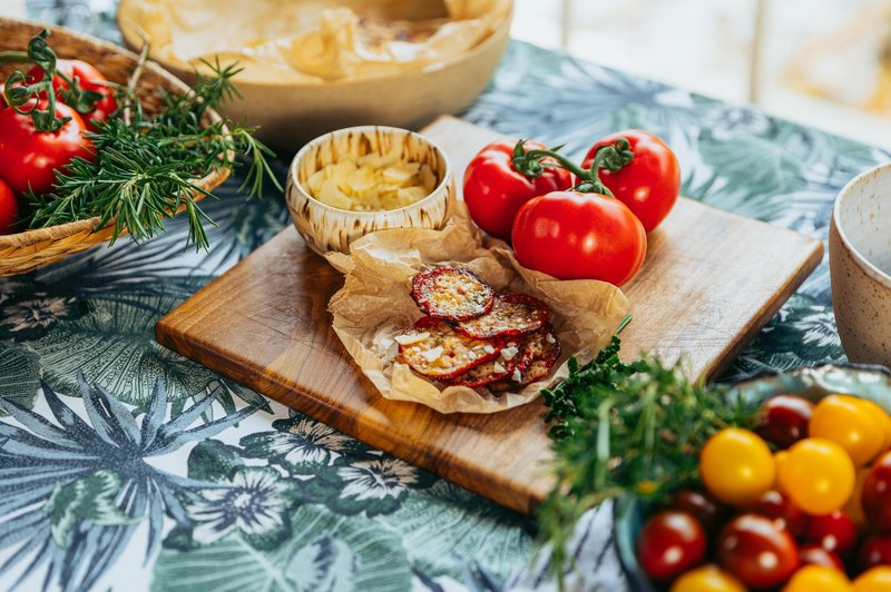 Recept: Nepričakovana, a nadvse okusna izbira! Kaj, če bi iz paradižnika naredili hrustljav čips? (foto: Christian Fluher)