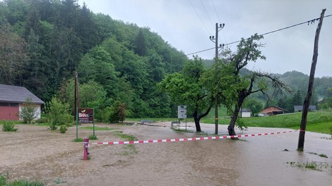 Skrb vzbujajoče: v enem dnevu je ponekod zapadlo polovico običajnih majskih padavin (FOTO in VIDEO)