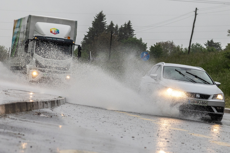 Velikih preglavic zaradi obilnega deževja še ni konec: po Sloveniji številni plazovi, voda zalivala ceste (foto: Jure Banfi/Bobo)