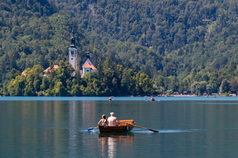 Če se boste naslednji teden odpravili na Bled, lahko naletite na večjo gnečo (preverite, kaj se dogaja) (foto: Profimedia)