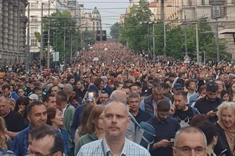 VIDEO: V Beogradu največji protest doslej (zahtevajo odstop Vučića) (foto: Twitter/KRIKrs)