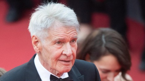 Harrison Ford v Cannesu ni mogel odmakniti pogleda s svoje mlade žene (FOTO)