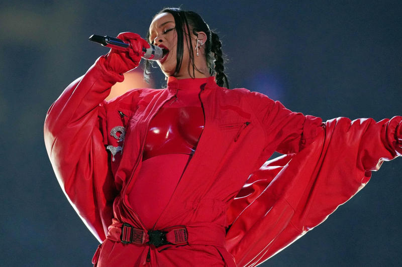 Rihanna osupnila s skoraj golimi nosečniškimi fotografijami (poglejte, kako dobro je videti) (foto: Profimedia)