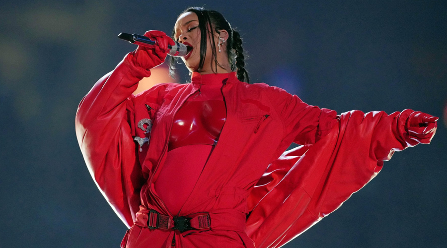 Rihanna osupnila s skoraj golimi nosečniškimi fotografijami (poglejte, kako dobro je videti) (foto: Profimedia)