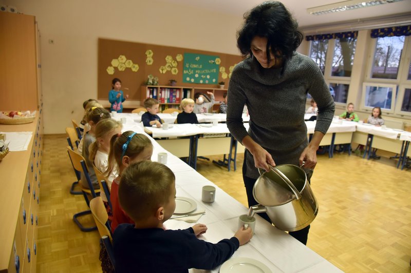 Uradno je: otroci bodo v šolah prejemali brezplačna kosila. A šele leta ... (foto: Borut Živulovič/Bobo)