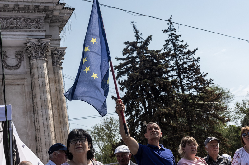 Na tisoče prebivalcev države z obrobja Evrope si vse glasneje želi vstopiti v EU (foto: Profimedia)