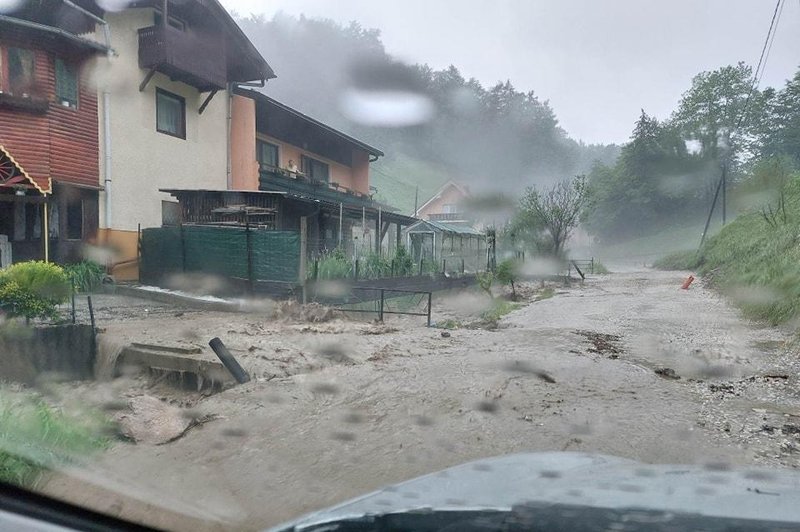 Posledice neurja: zalite kleti, sproženi plazovi, podrta drevesa ... (foto: Facebook/Neurje.si)