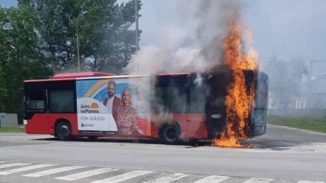 Drama v Mariboru: med vožnjo zagorel avtobus (FOTO)