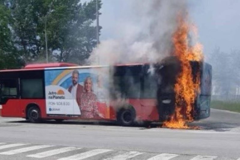 Drama v Mariboru: med vožnjo zagorel avtobus (FOTO) (foto: Facebook/Marprom)