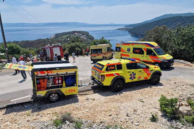 Maturantje so proslavljali zadnji šolski dan, nato pa so zleteli s ceste (FOTO) (foto: Facebook/HITNA UŽIVO 194)