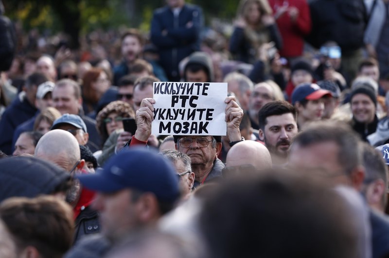 V Beogradu že četrti shod proti nasilju: protestniki pred srbsko televizijo (foto: Amir Hamzagič/Bobo)