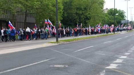 FOTO: Kaj se dogaja? Protestniki v Ljubljani ohromili eno najbolj prometnih ulic