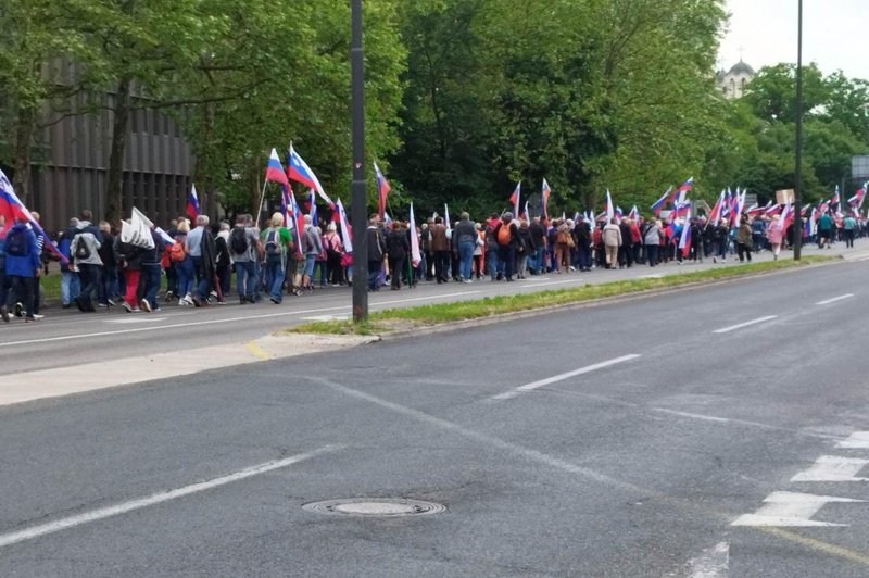 FOTO: Kaj se dogaja? Protestniki v Ljubljani ohromili eno najbolj prometnih ulic (foto: Uredništvo)