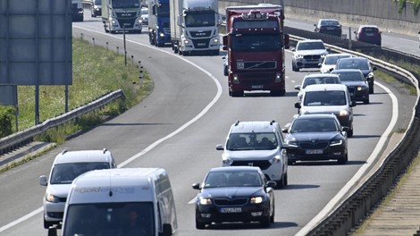 Grozljivo početje na primorski avtocesti: kje ima ta voznik pamet? (FOTO)