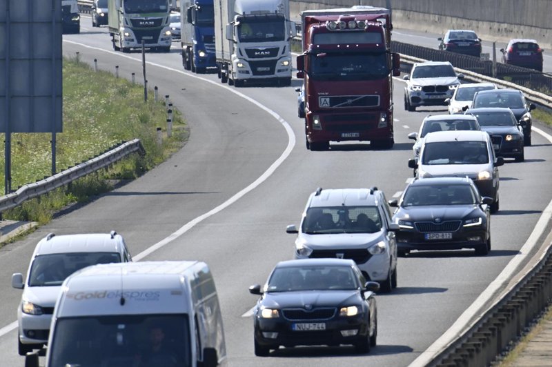 Grozljivo početje na primorski avtocesti: kje ima ta voznik pamet? (FOTO) (foto: Žiga Živulović j.r./Bobo)